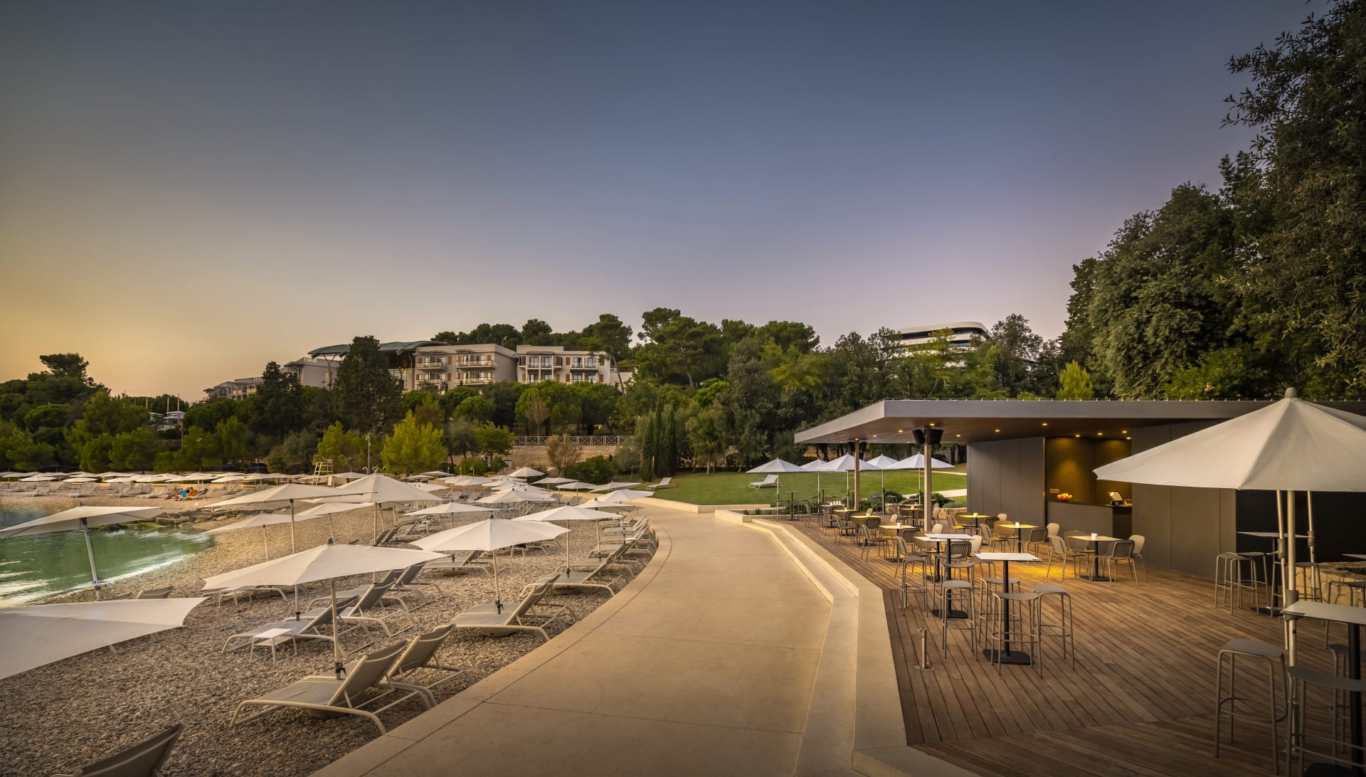Eden Hotle by Maistra Collection-Bar na plazi.jpg