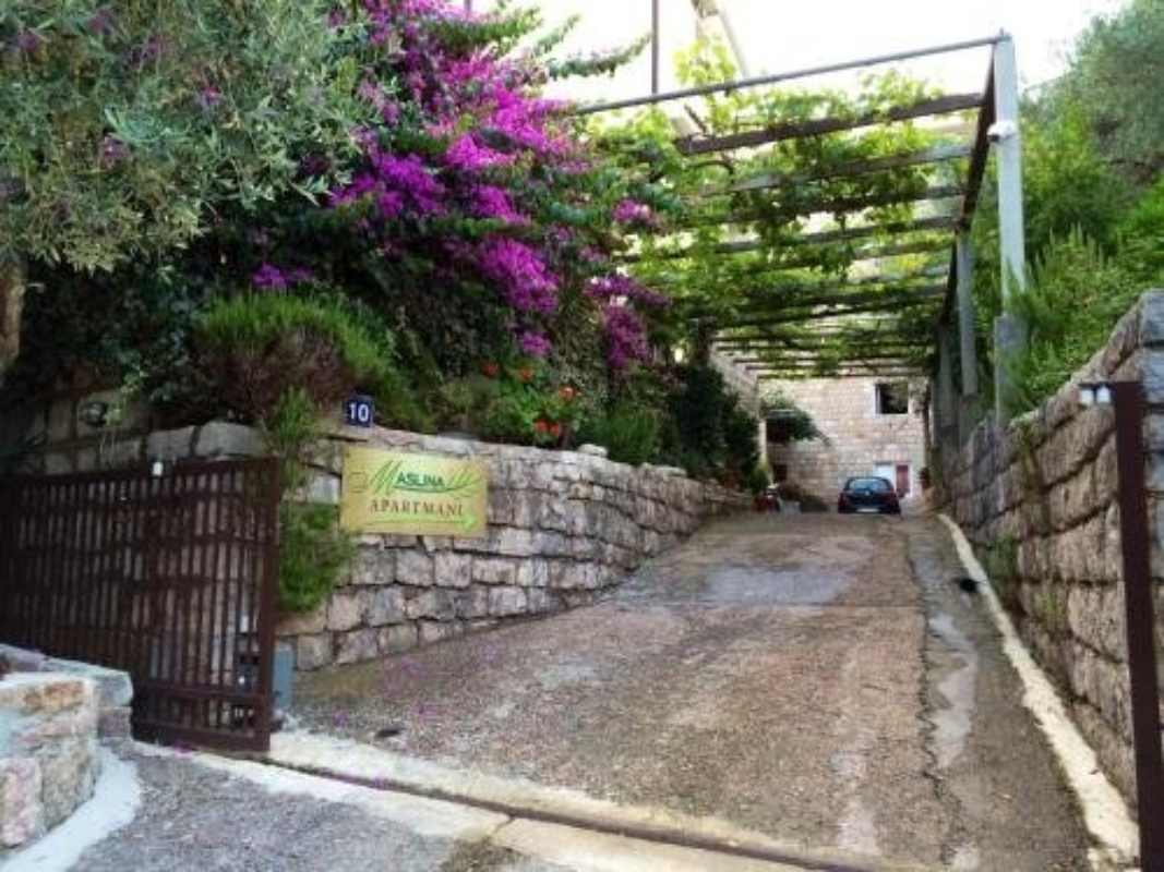 Guest House Maslina parking.jpg