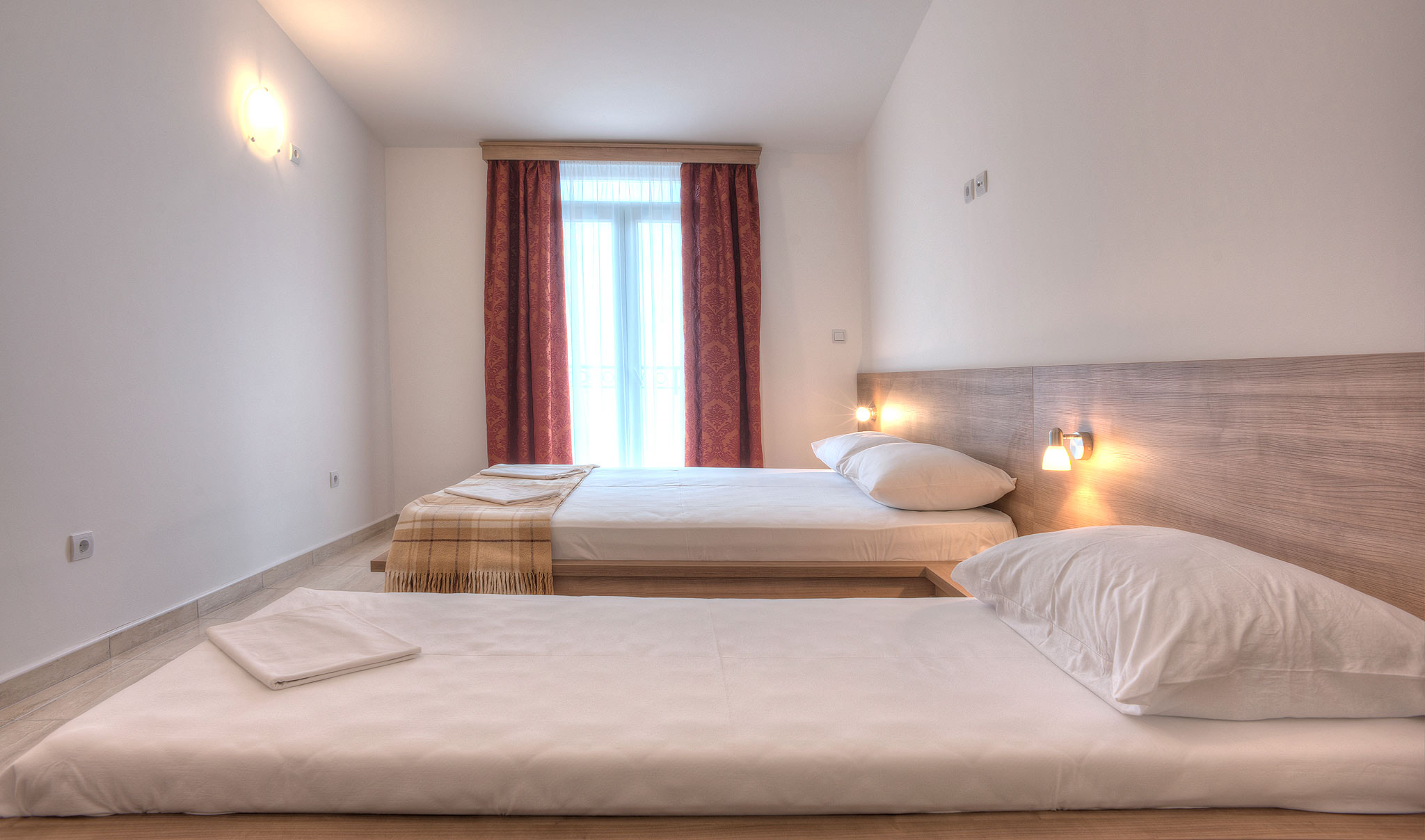 Guest House Maslina precednički apartman spavaća soba.jpeg
