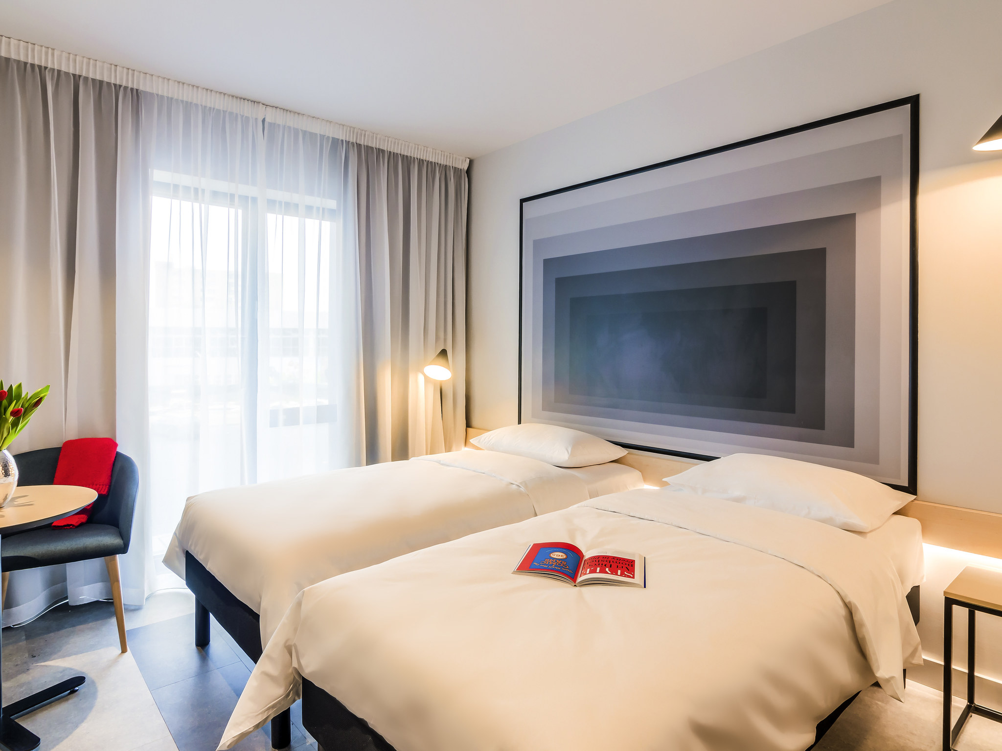 Ibis Timisoara City Center-Standardna soba razdvojeni lezaji sa pogledom.jpg
