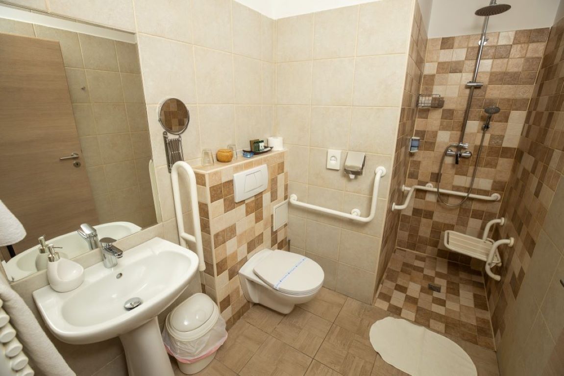 hotel dom-kupatilo za osobe sa invaliditetom.jpg
