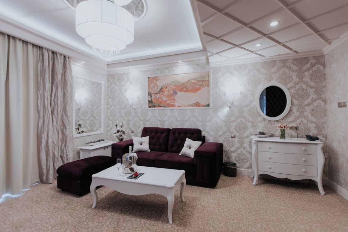 hotel colloseum-honeymoon suite.jpg