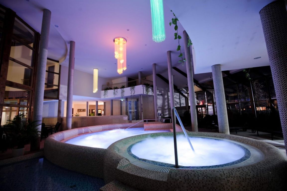 hotel colloseum-jacuzzi.jpg