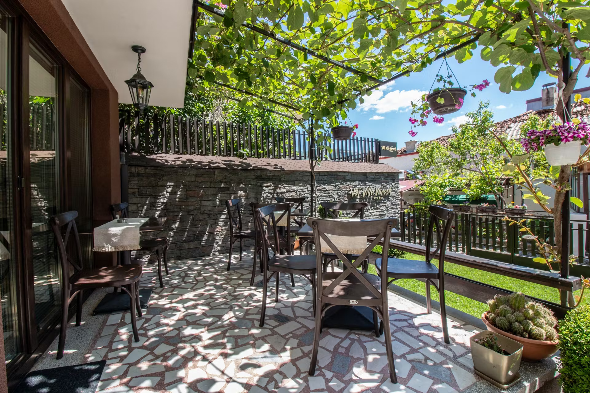 Villa Varosh-Terasa bara.jpg