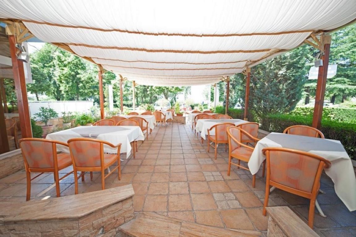 Hotel Lebed-Terasa restorana.jpg