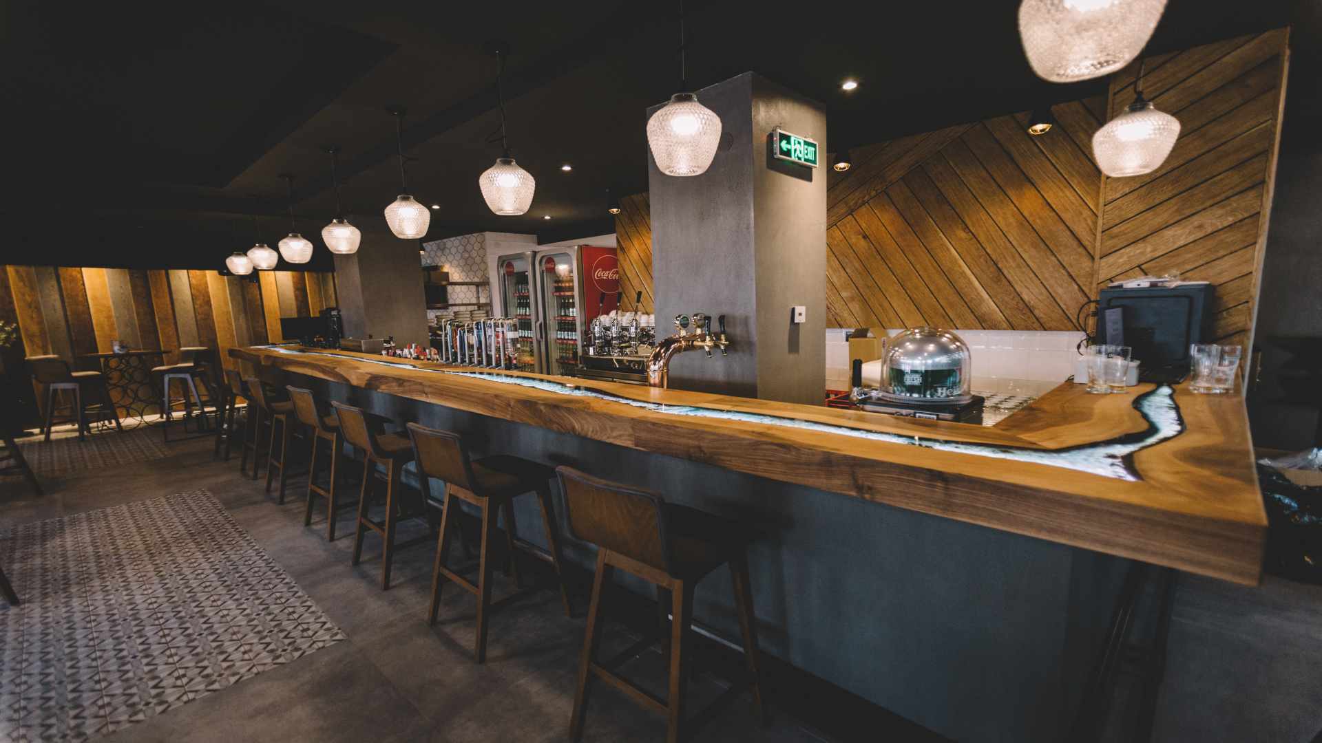 Hotel SU-Bar.jpg