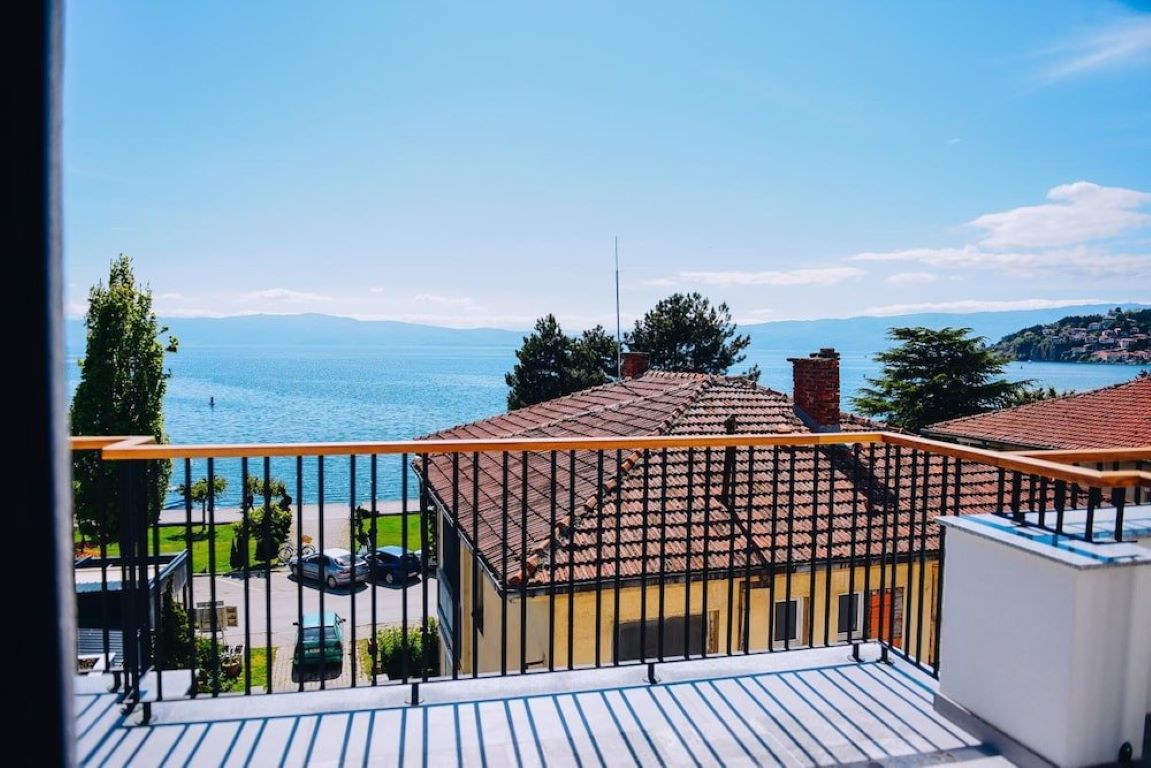 SU Hotel-Pogled na jezero.jpg