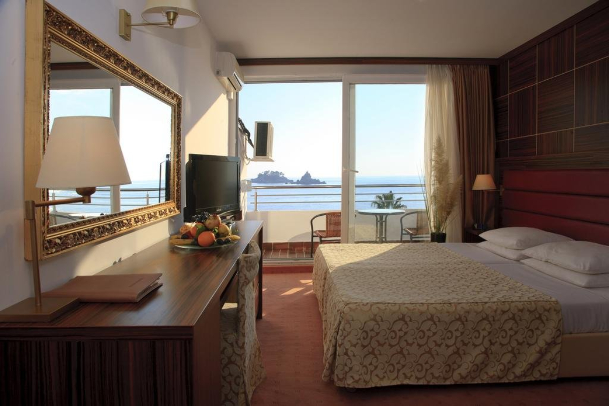 Hotel Palas standardna soba.jpg