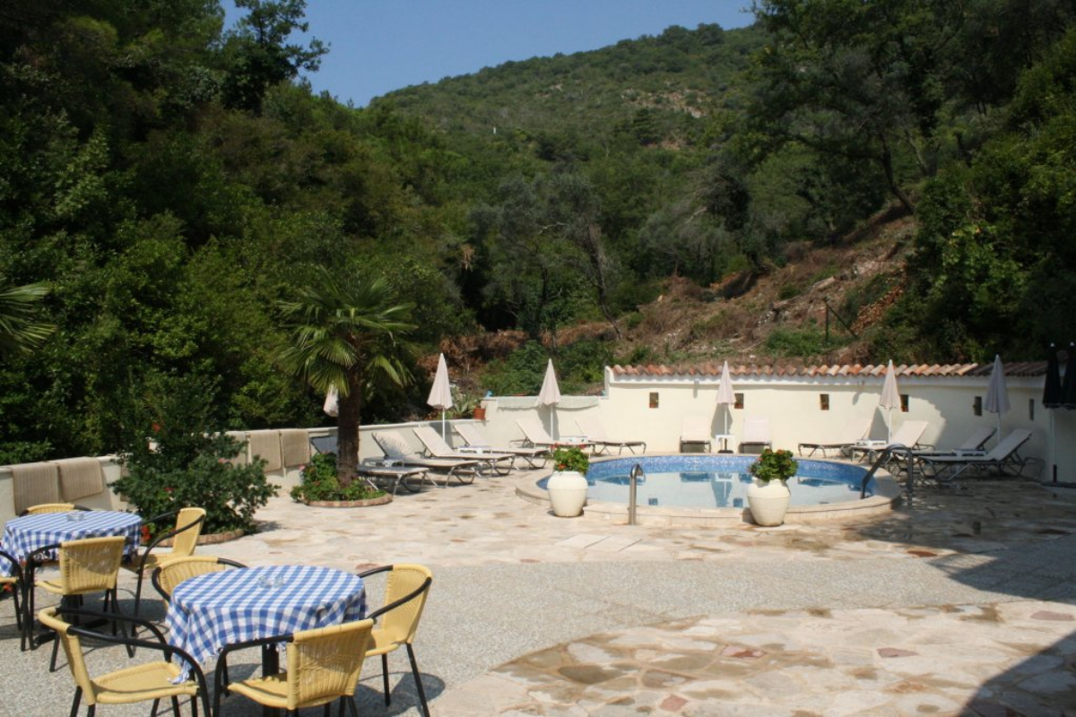 Hotel Danica bazen.jpg