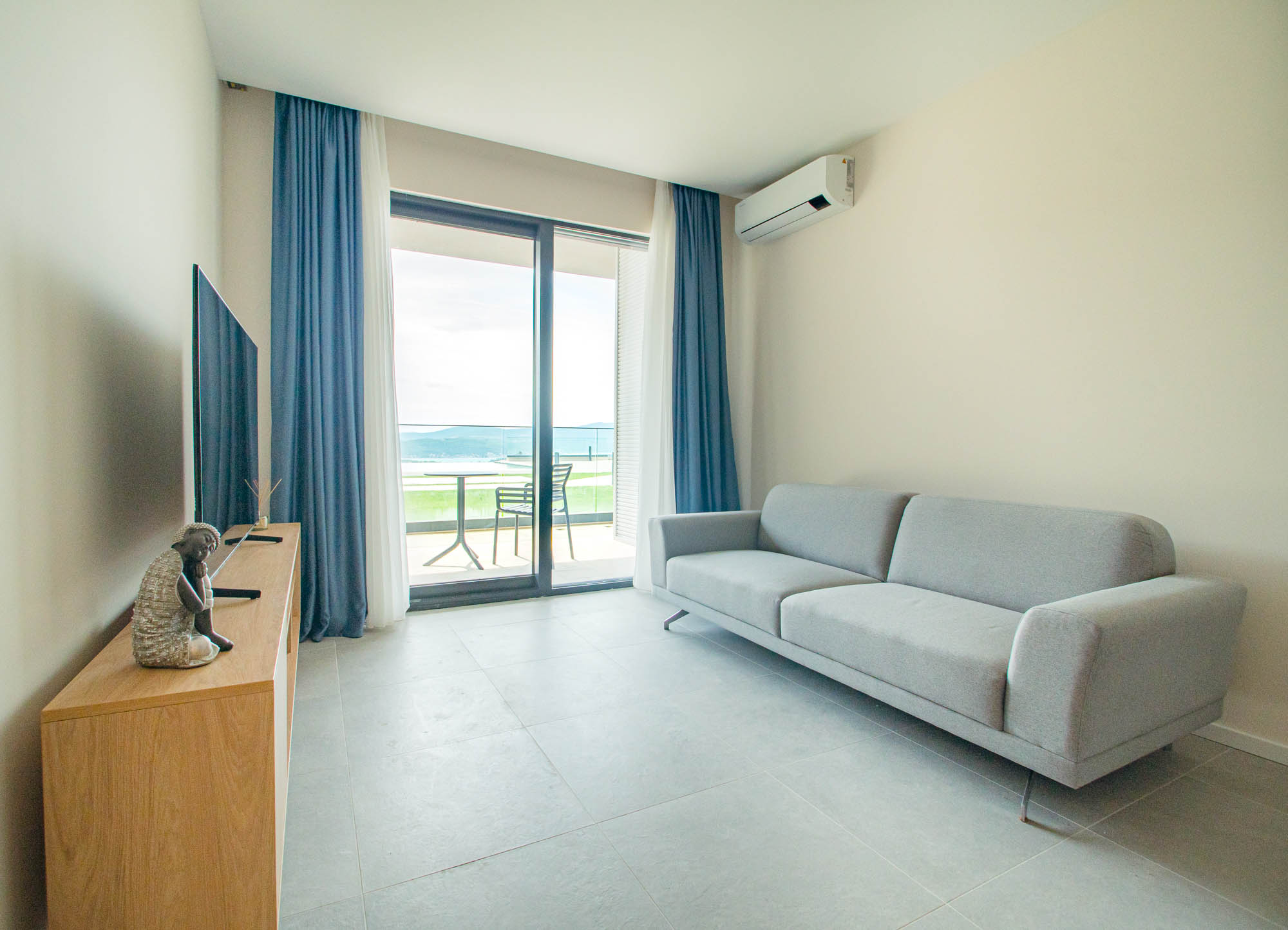Royal Blue Resort & Residences  dnevni boravak apartmana.jpg