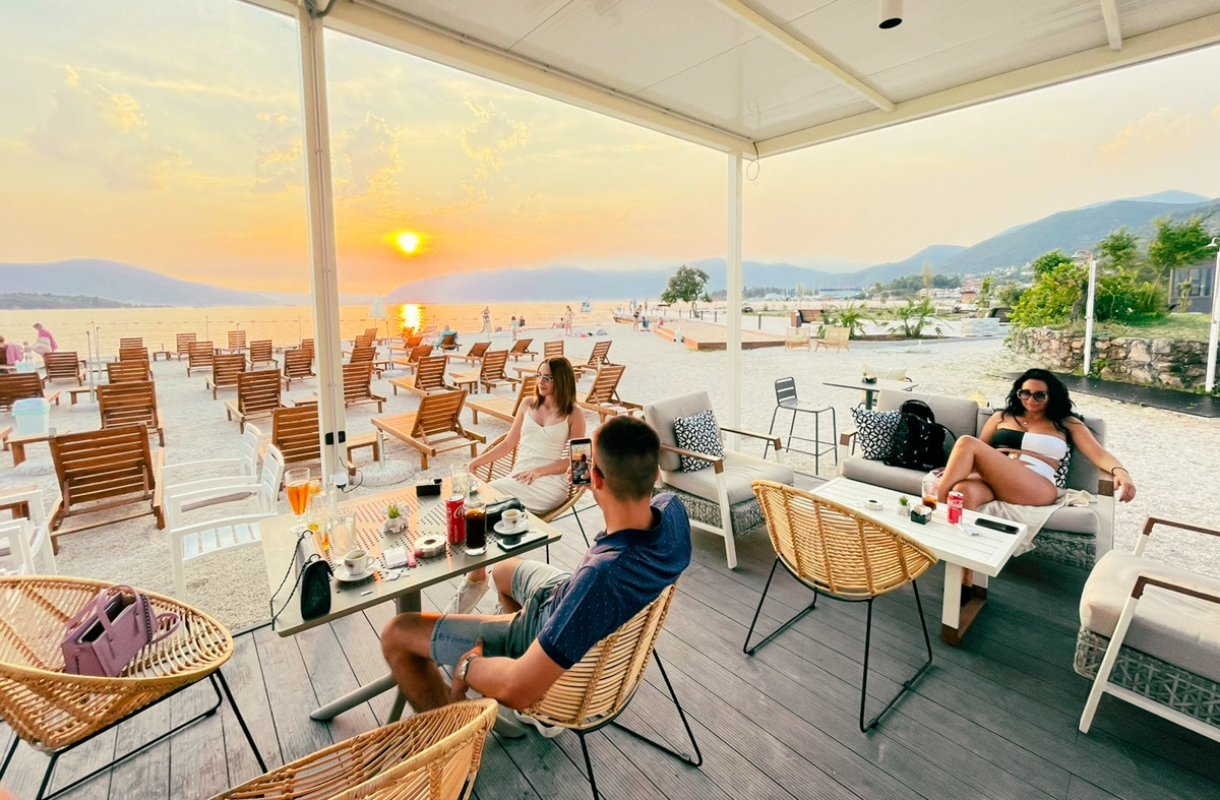 Royal Blue Resort & Residences bar (1).jpg