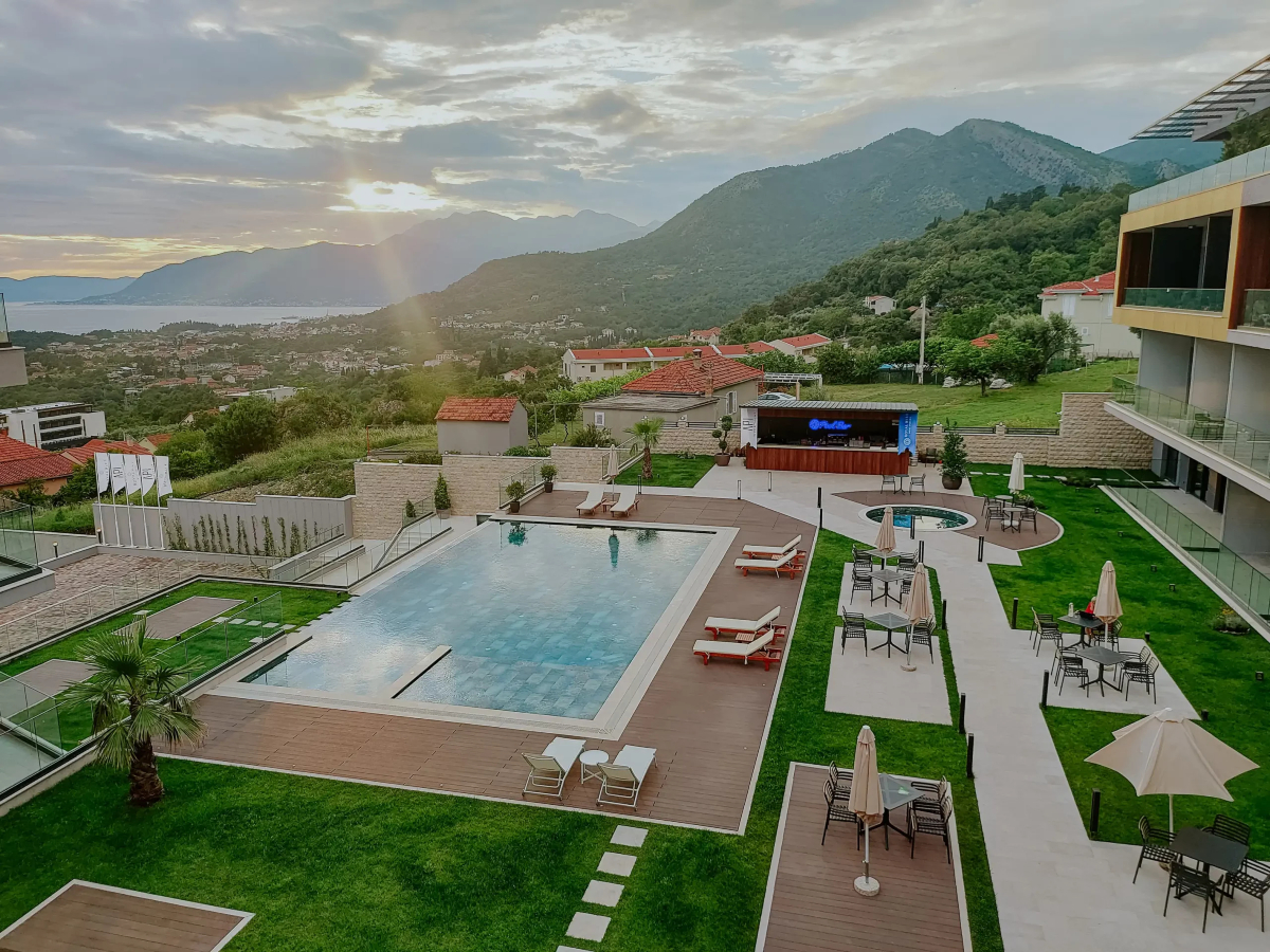 Royal Blue Resort & Residences bazen (1).jpg