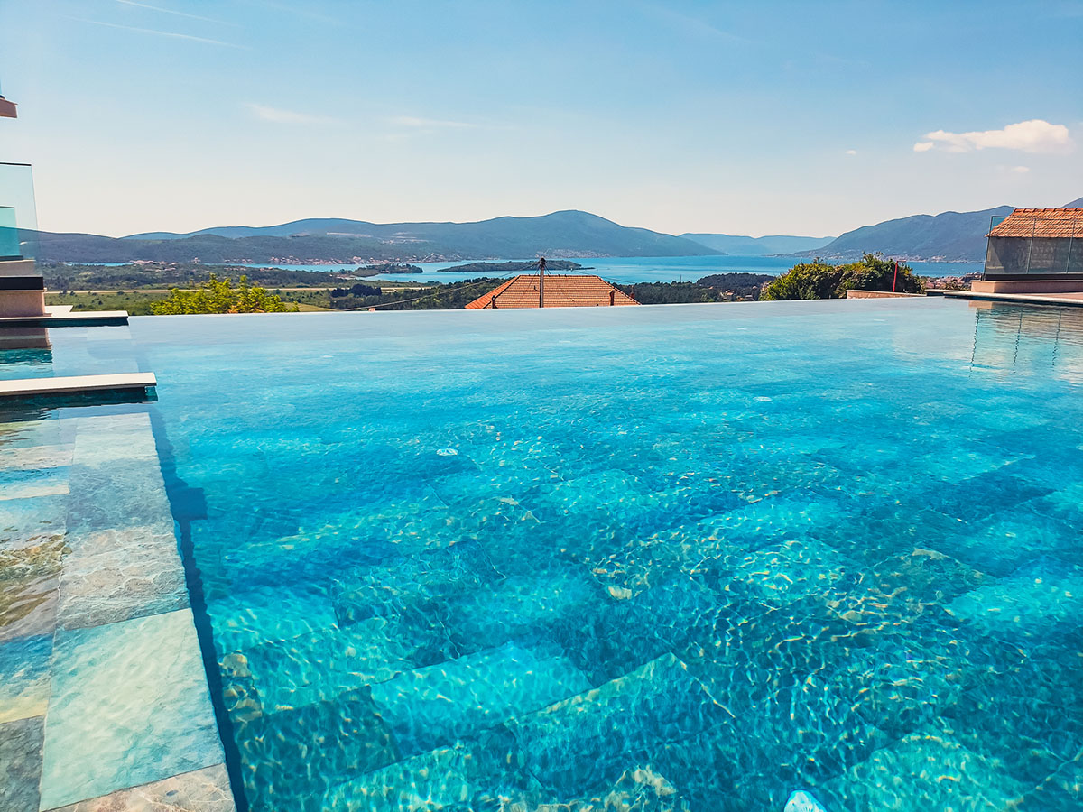 Royal Blue Resort & Residences bazen hotela.jpg