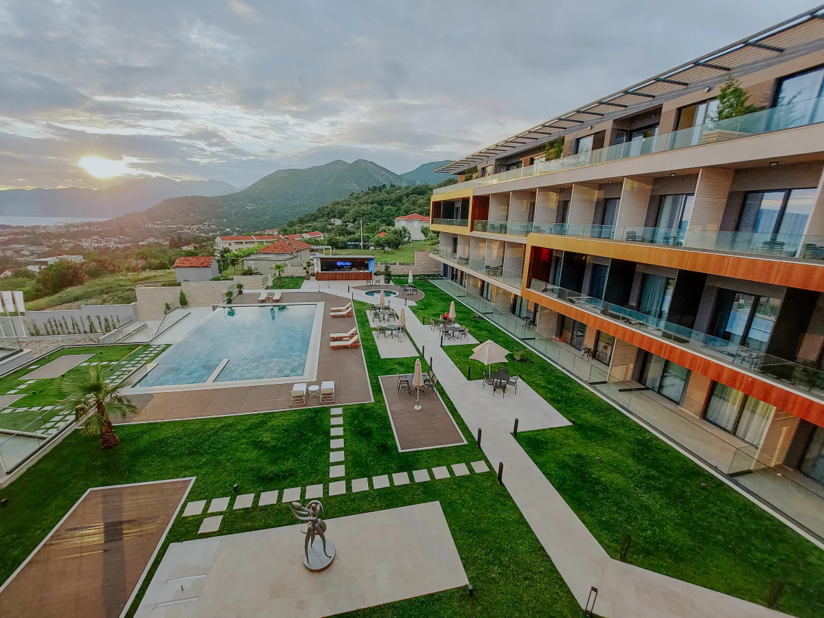 Royal Blue Resort & Residences dvorište (1).jpg