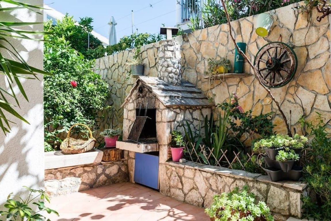 Apartments Bubalo Hvar-Prostor za pravljenje rostilja.jpg