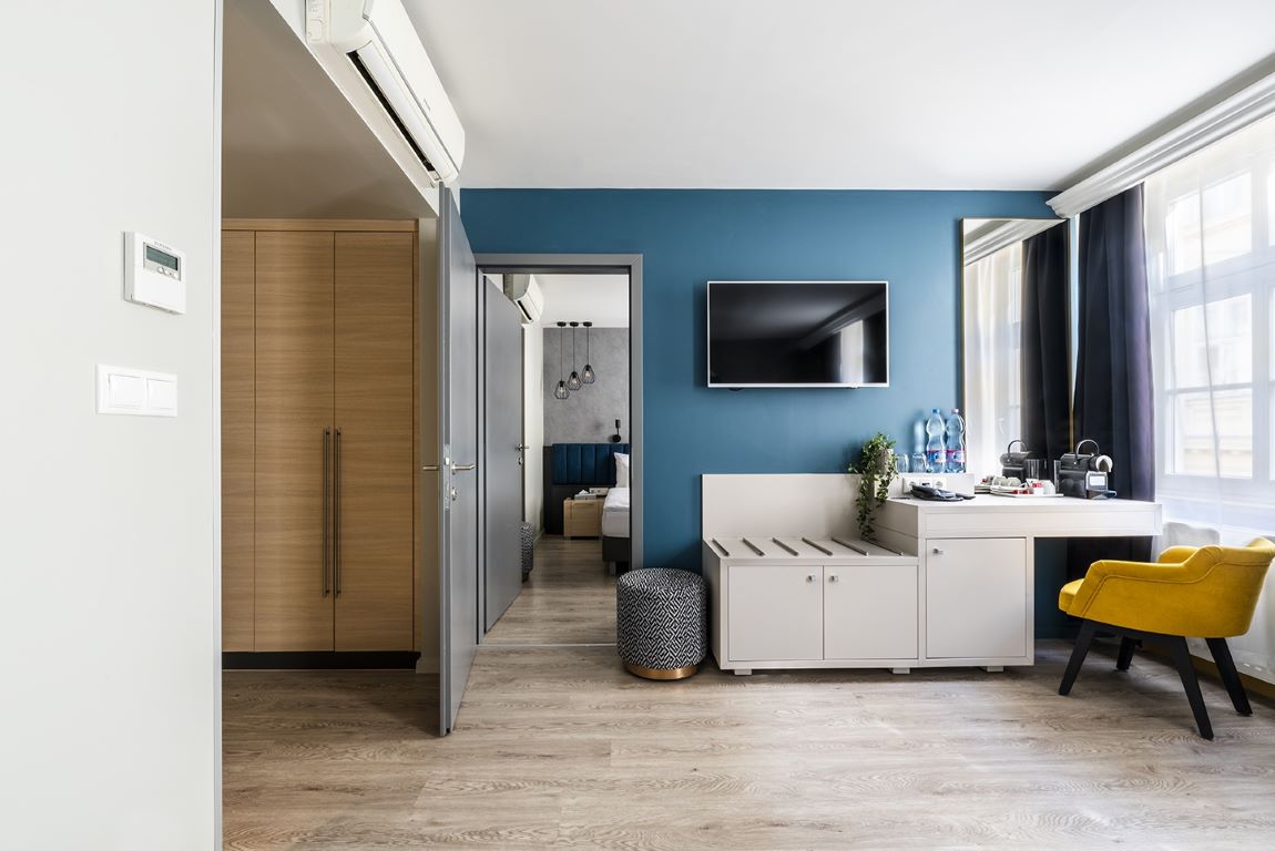 alta moda fashion hotel- connecting room dnevna soba.jpg