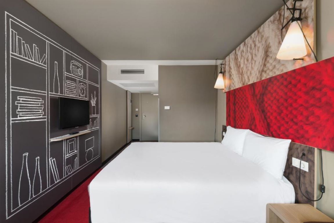 Ibis castle hotel-dvokrevetna soba.jpg