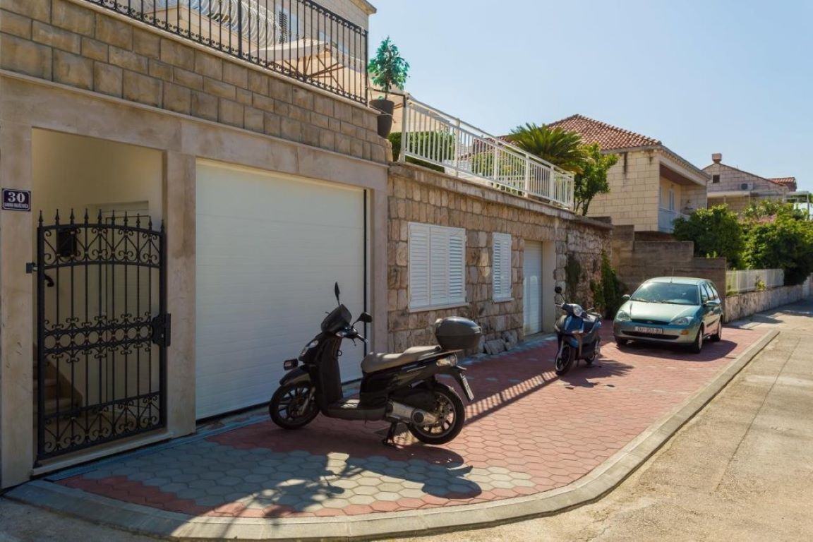 Villa Kate Dadic-Prilaz hotelu.jpg