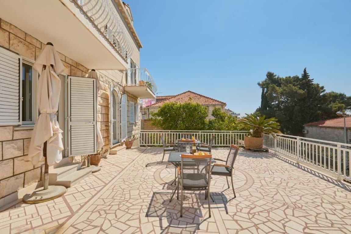 Villa Kate Dadic-Suncana terasa.jpg