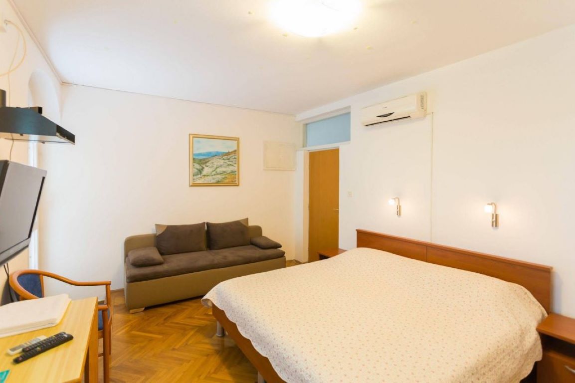 Villa Kate Dadic-Trokrevetna soba.jpg
