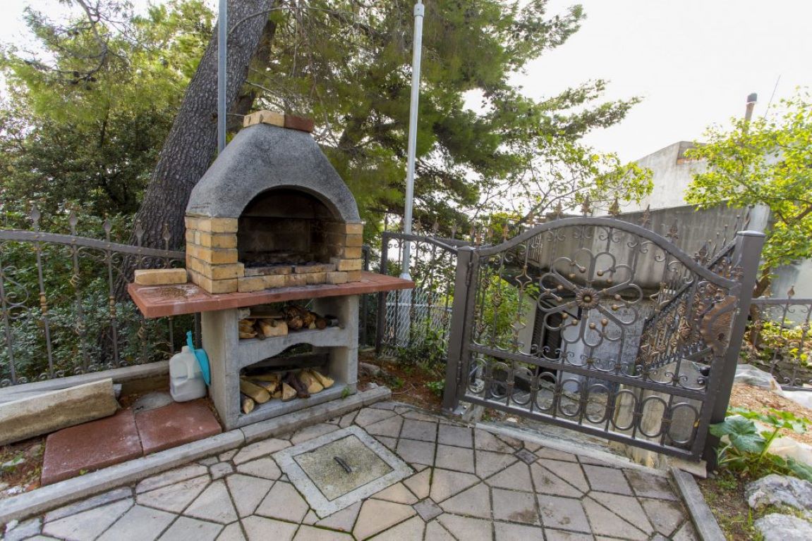 Apartmani Villa Dvorski-Prostor za rostilj.jpg