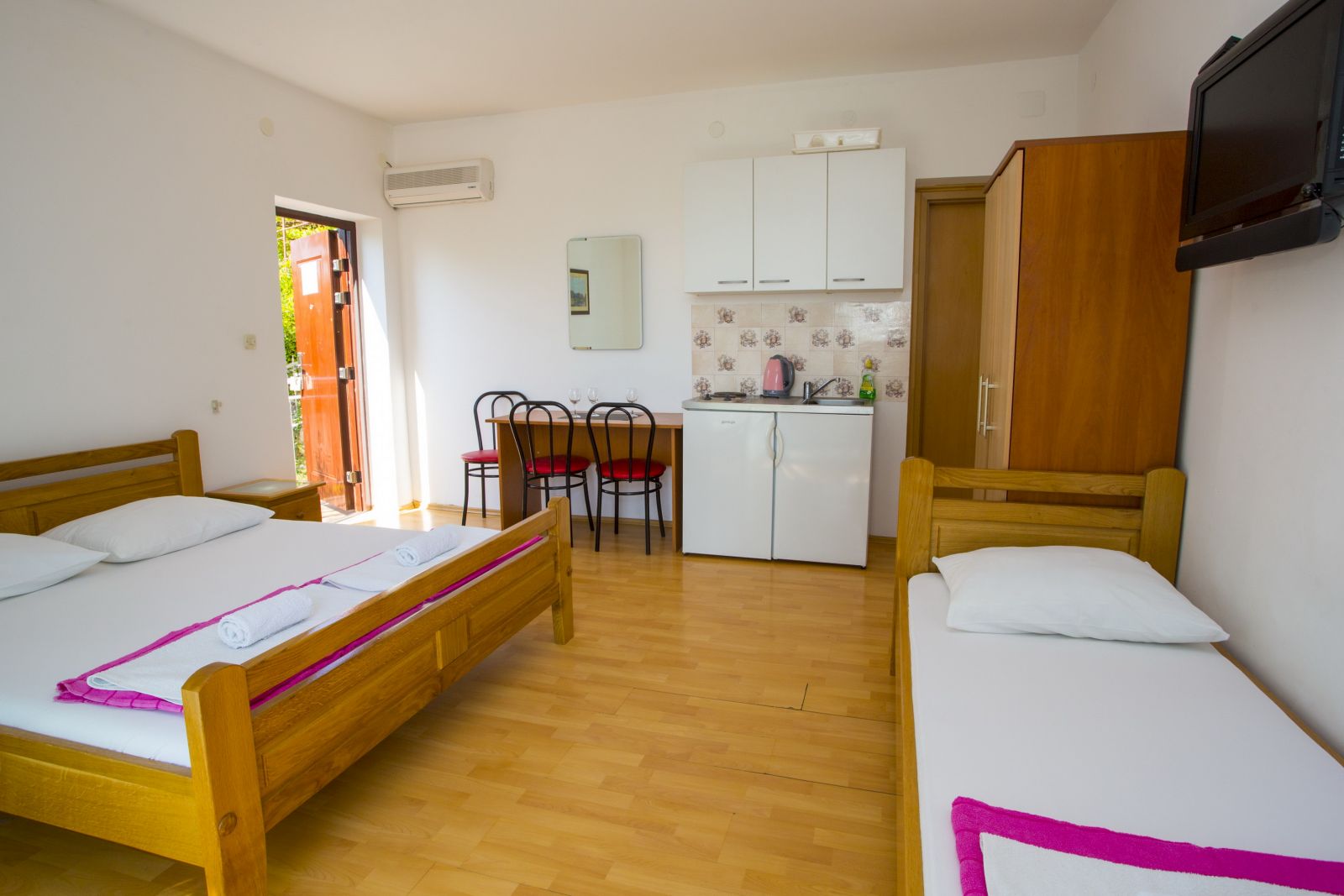 Apartmani Villa Dvorski-Studio apartman balkon i pogled more.jpg
