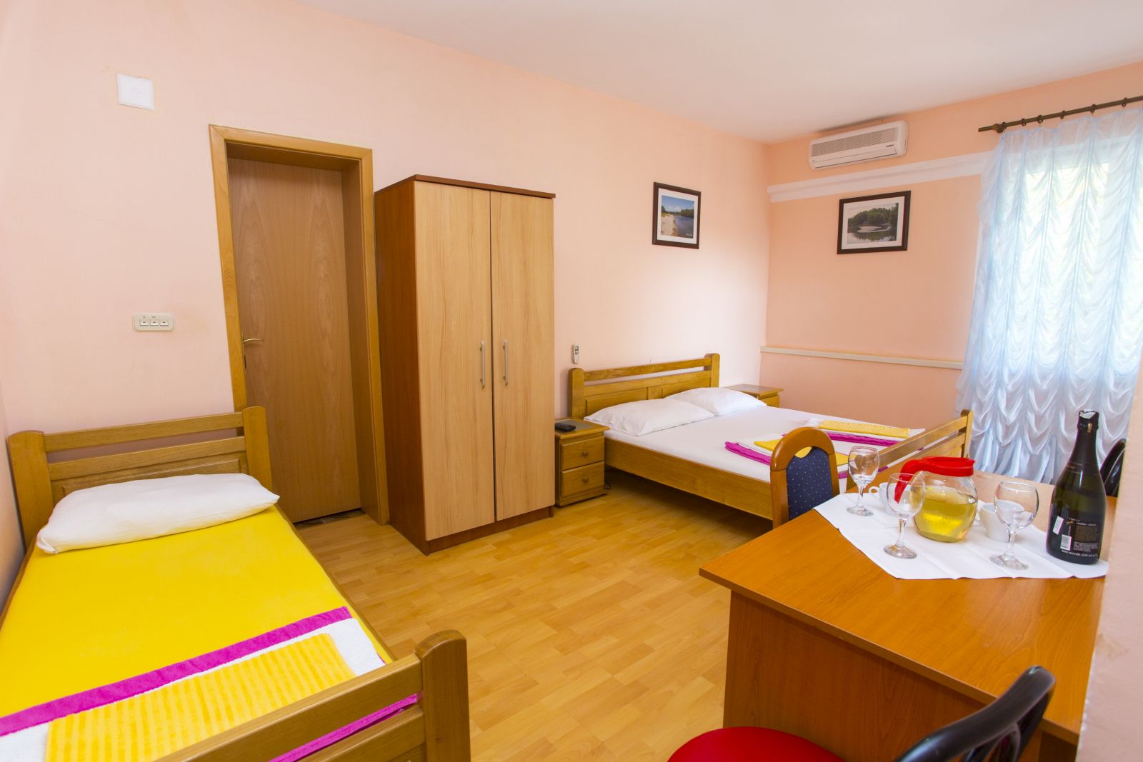 Apartmani Villa Dvorski-Studio apartman delimican pogled more.jpg