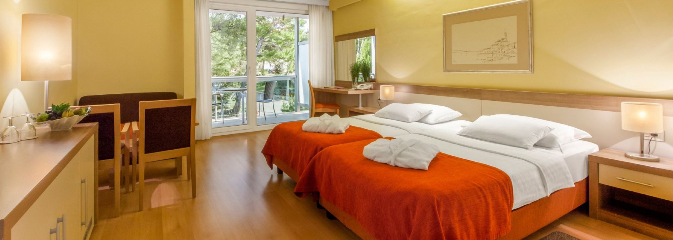 Aurora Hotel-Premim soba pogled park.jpg