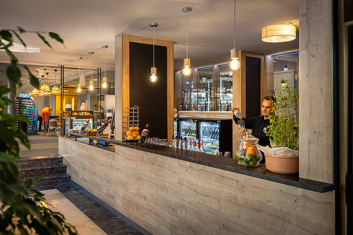 Koralj Sunny Hotel-Bar.jpg