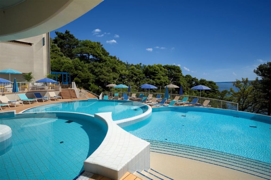 Koralj Sunny Hotel-Bazen na otvorenom.jpg