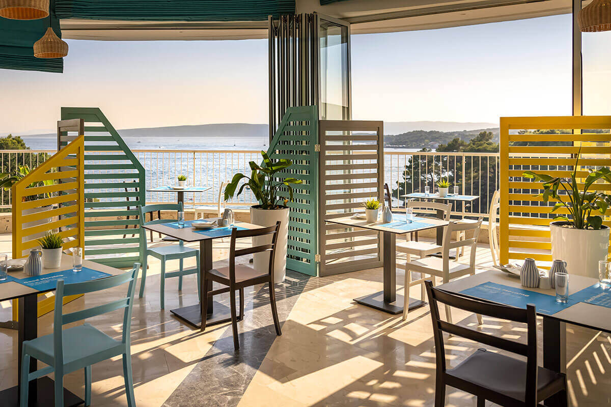 Koralj Sunny Hotel-Terasa restorana.jpg