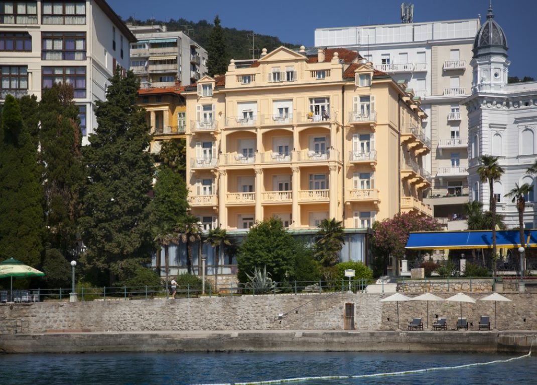 Lungomare Opatija Hotel-Hotel spolja.jpg