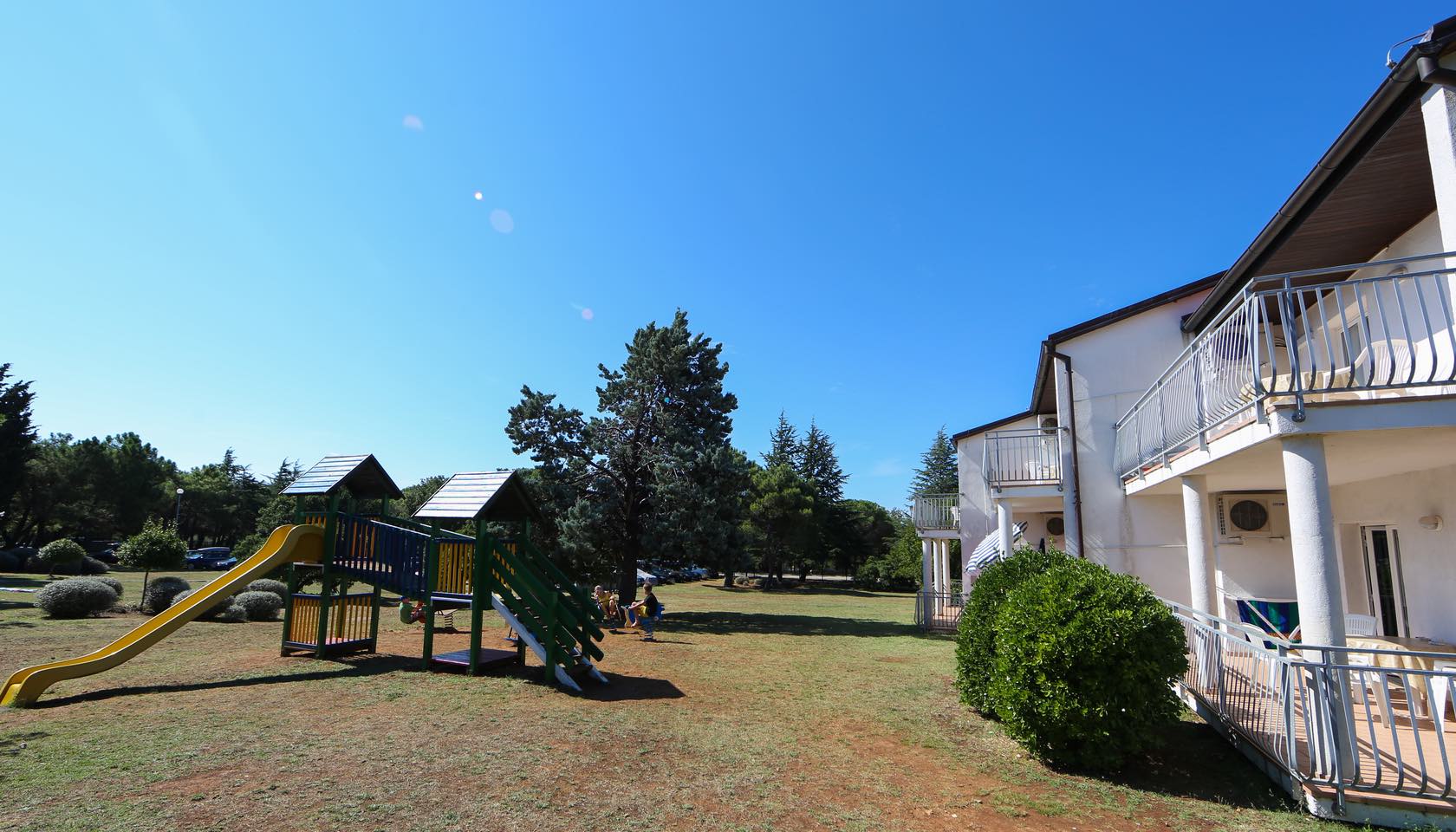 Ai Pini Medulin Resort-Dvorsite hotela.jpg