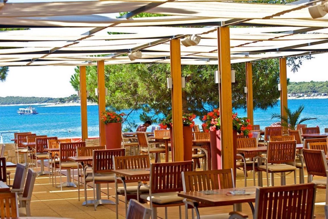Ai Pini Medulin Resort-Terasa restorana.jpg