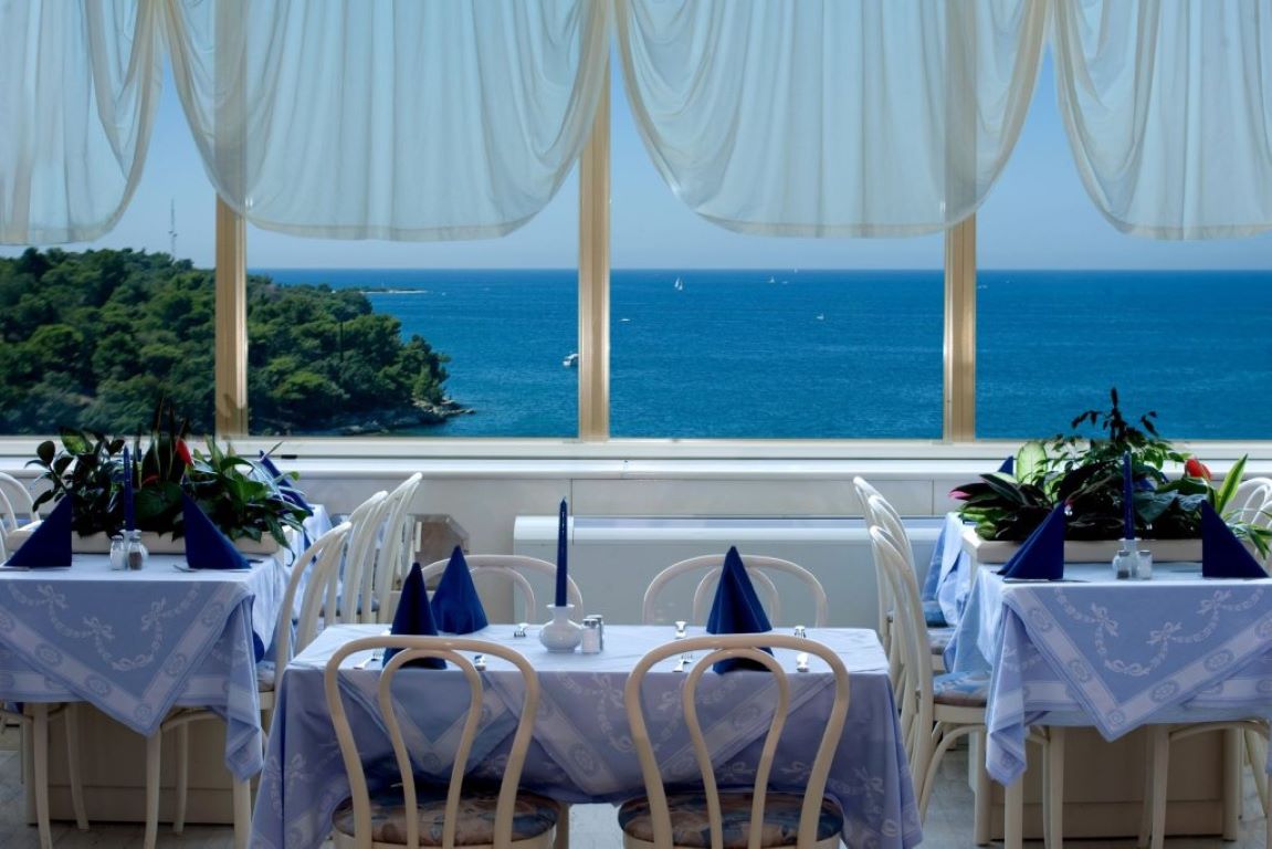 Hotel Gran Vista Plava Laguna-Restoran pogled more.jpg