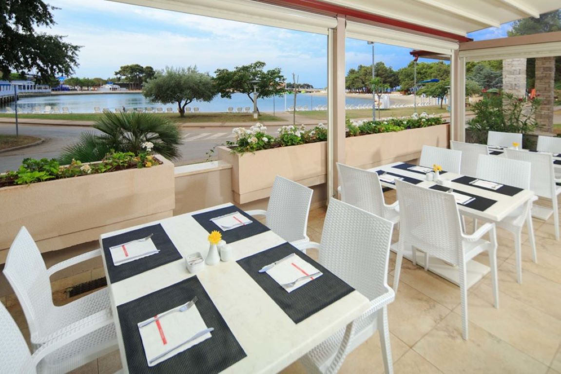 Apartments Stella Plava Laguna-Terasa restorana.jpg