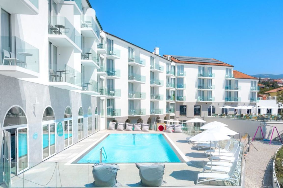 Family Hotel Lisanj-Bazen.jpg
