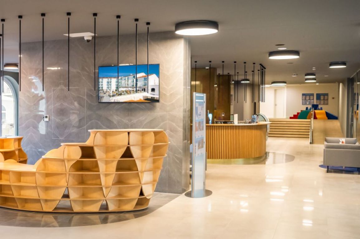 Family Hotel Lisanj-Enterijer hotela.jpg
