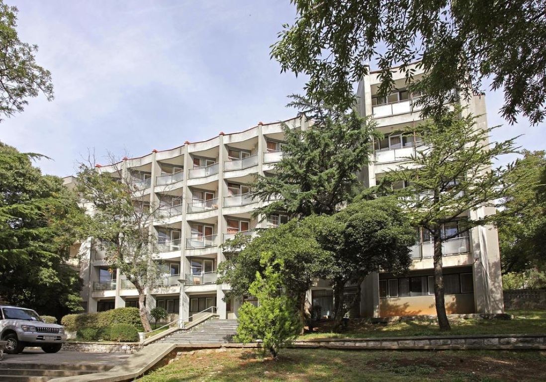 Family Hotel Lisanj-Hotel spolja.jpg