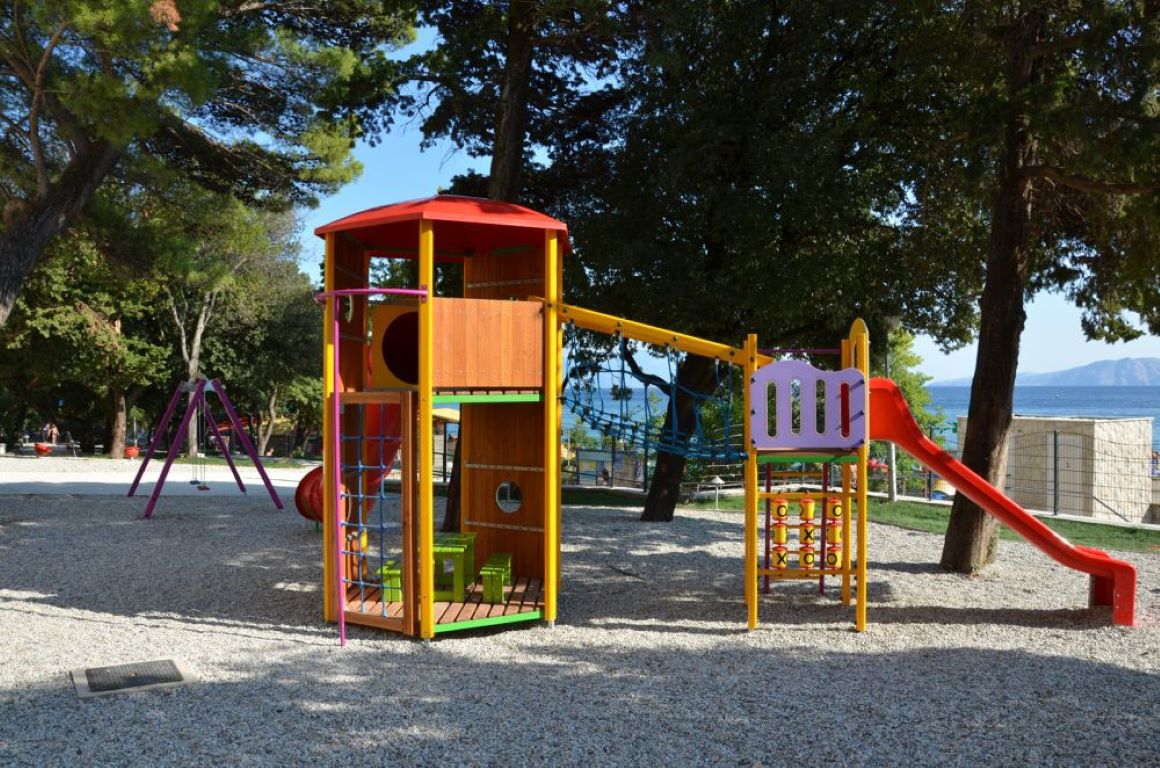 Family Hotel Lisanj-Igraliste na otvorenom.jpg