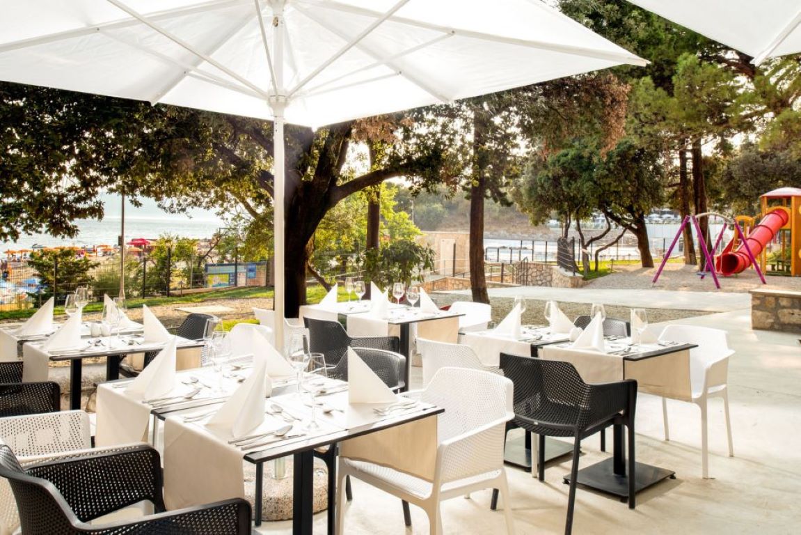 Family Hotel Lisanj-Terasa restoran.jpg