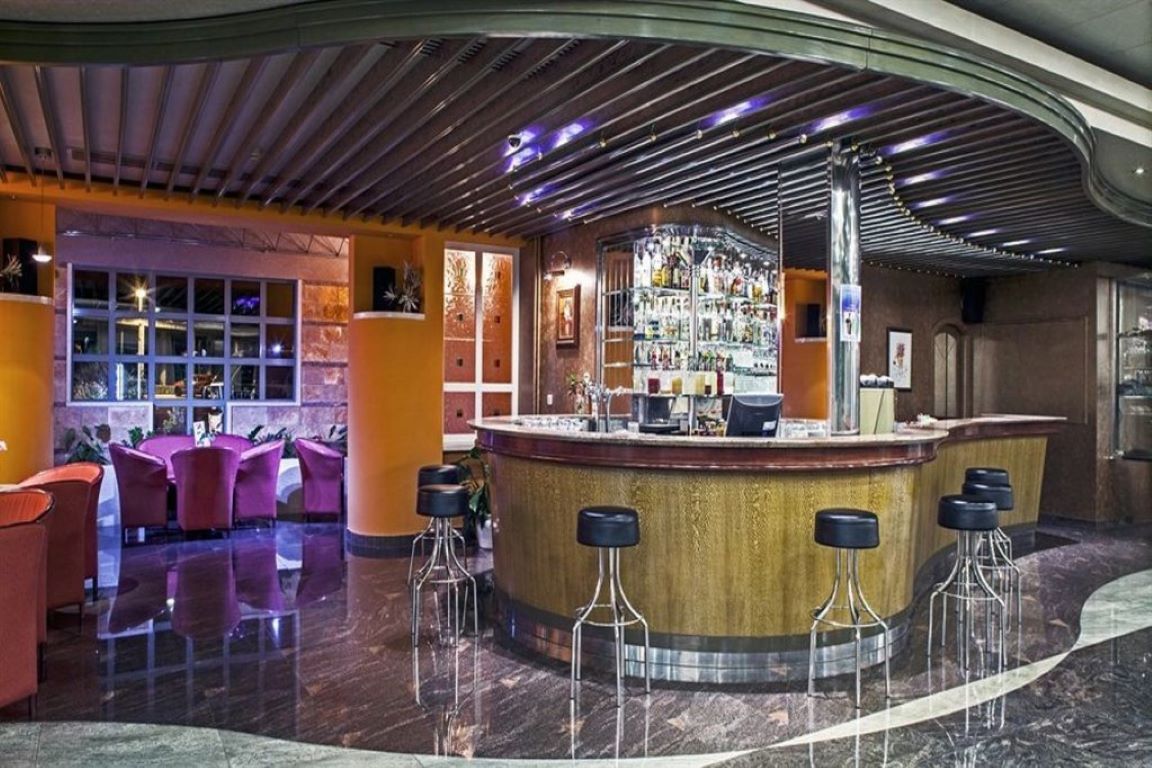 Bluesun Hotel Alga-Lobby bar.jpg