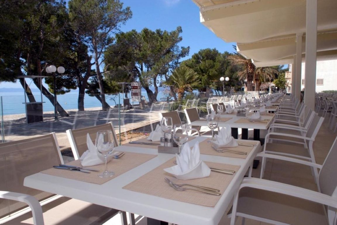 Bluesun Hotel Alga-Terasa restorana.jpg