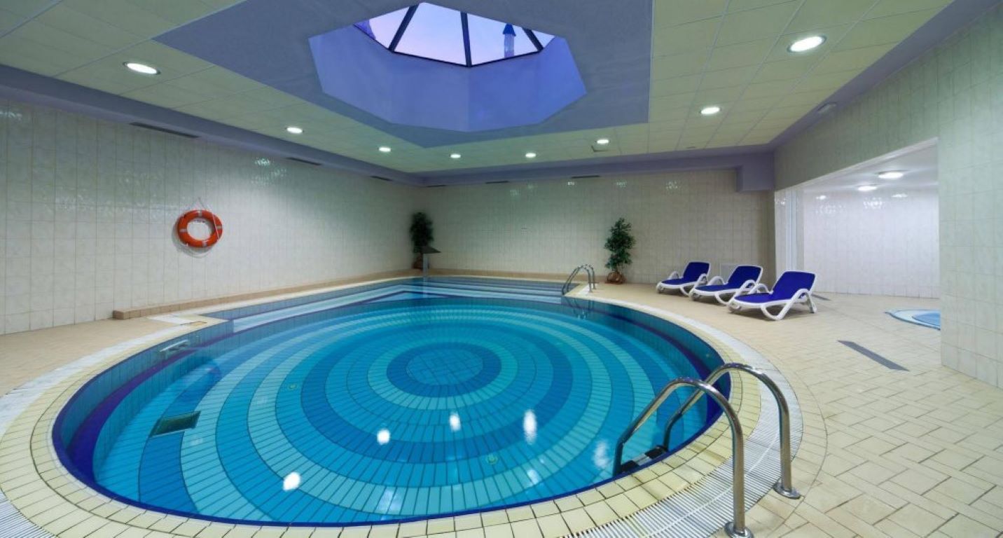 Bluesun Hotel Alga-Zatvoreni bazen.jpg