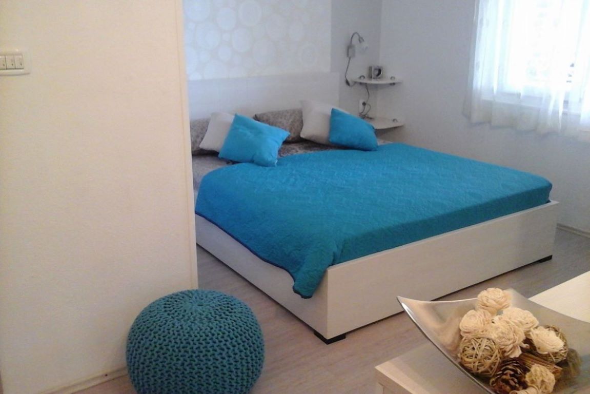 Apartmani Teo-Deluxe studio queen bed.jpg
