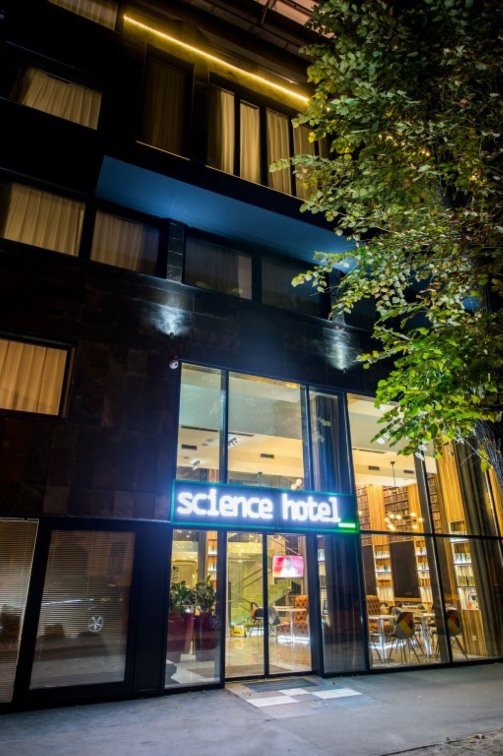 Hotel Science-Ulaz u hotel.jpg