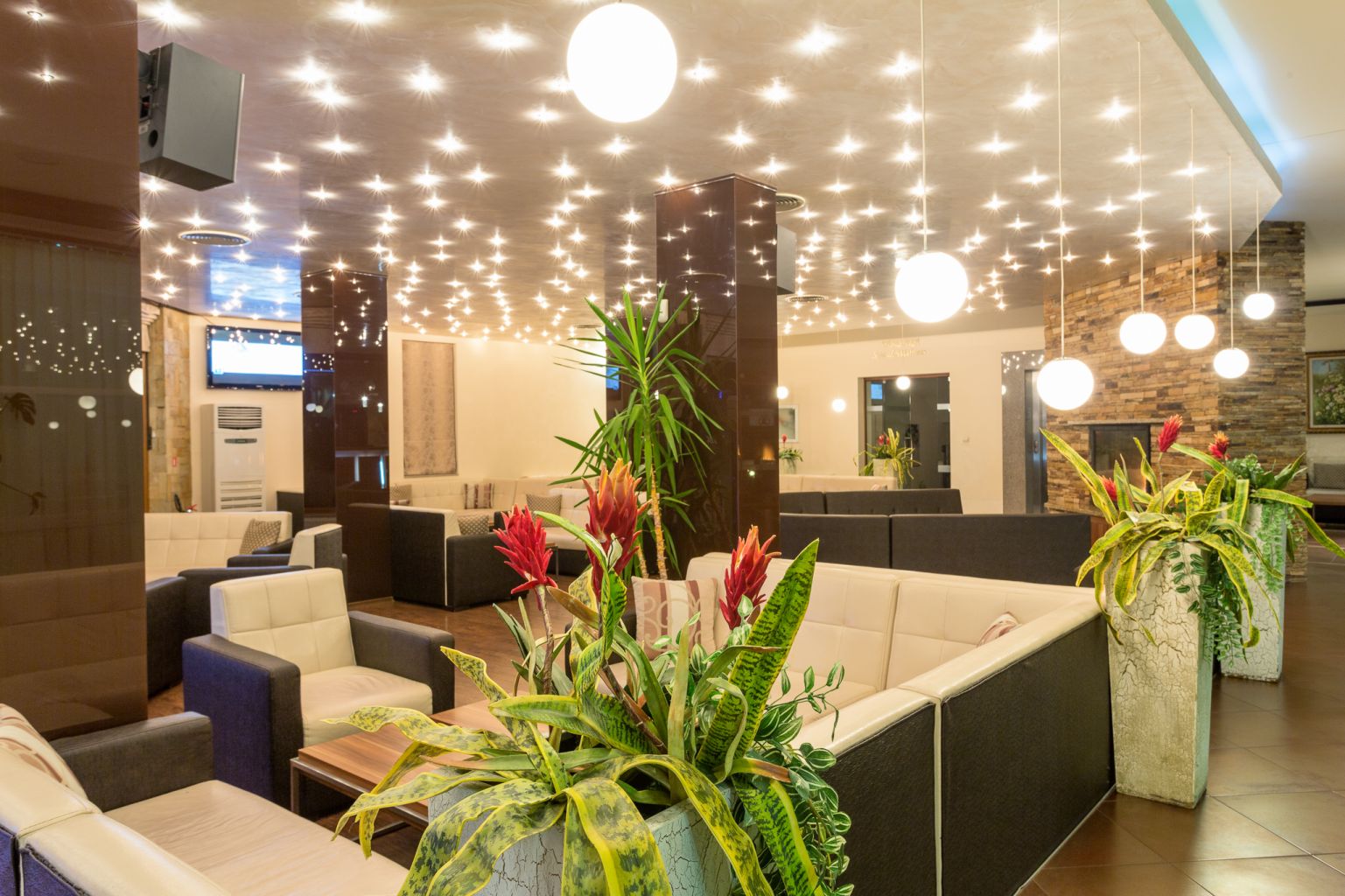 Hotel Green Wood-Lobby.jpg