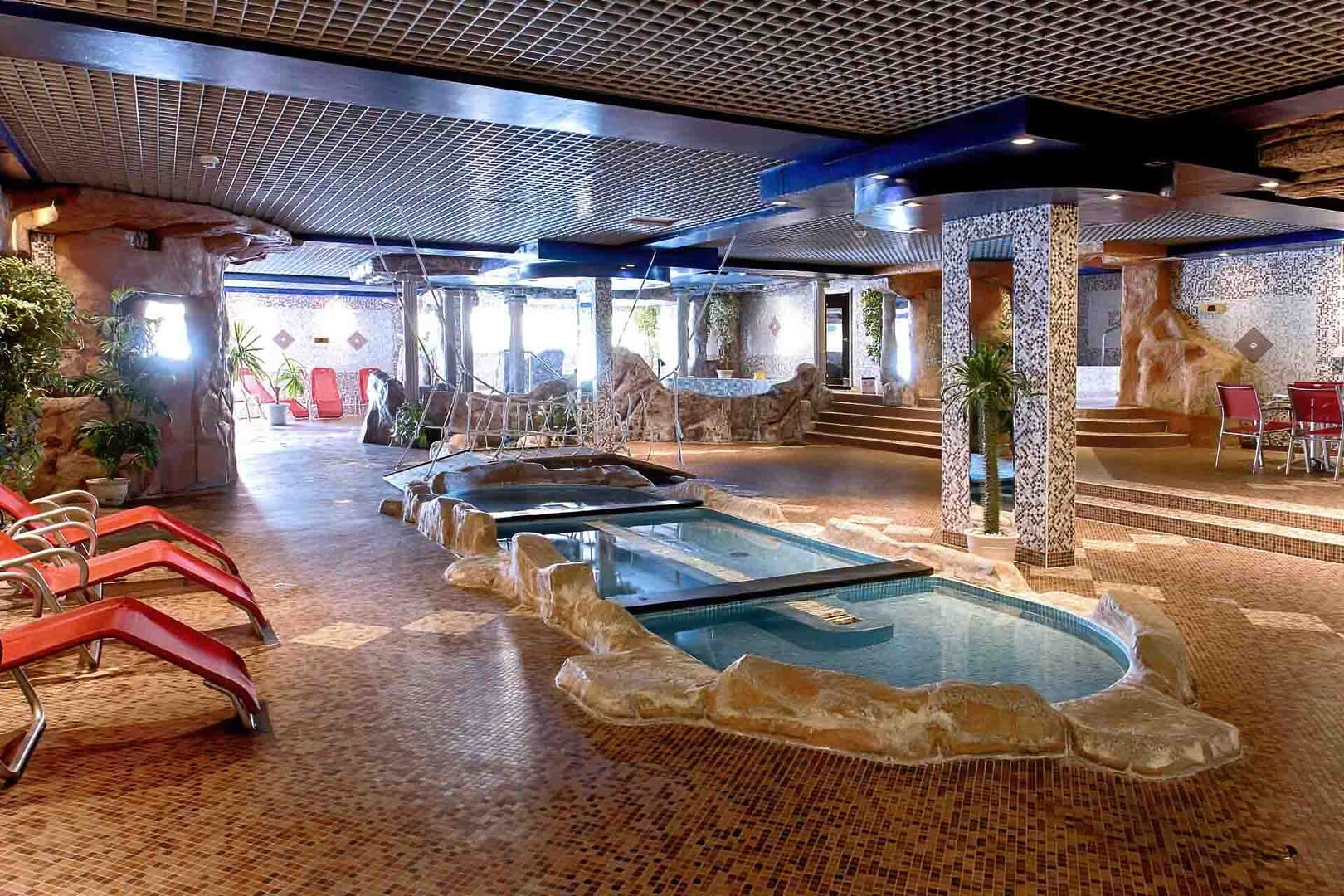Horizont Hotel-Bazeni sa vrucom vodom.jpg