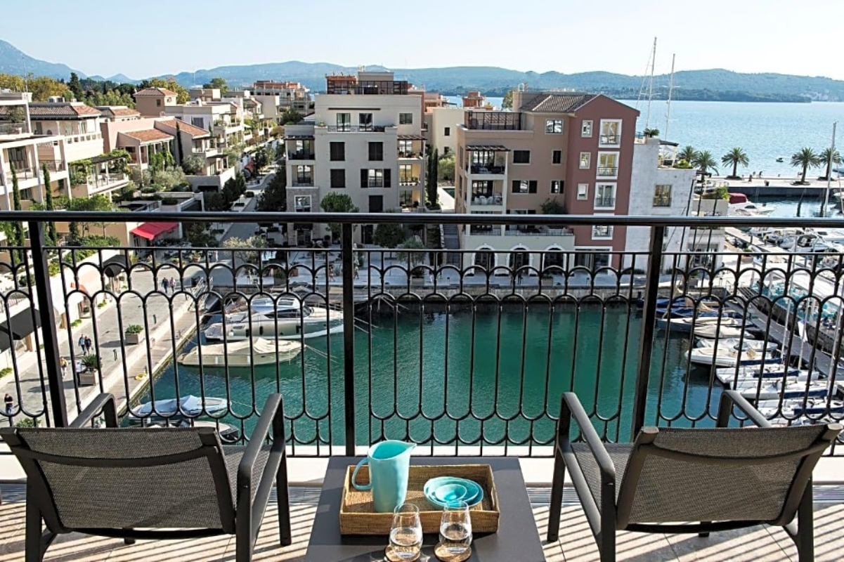 Hotel Regent Porto Montenegro balkon.jpg