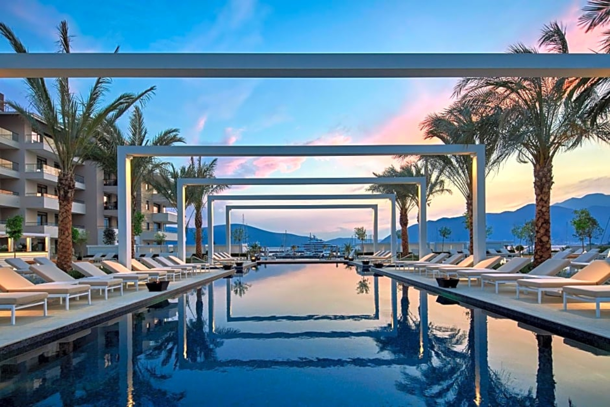 Hotel Regent Porto Montenegro bazenski klub.jpg